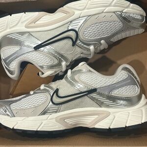 Nike Women's V5 RNR Running Shoes